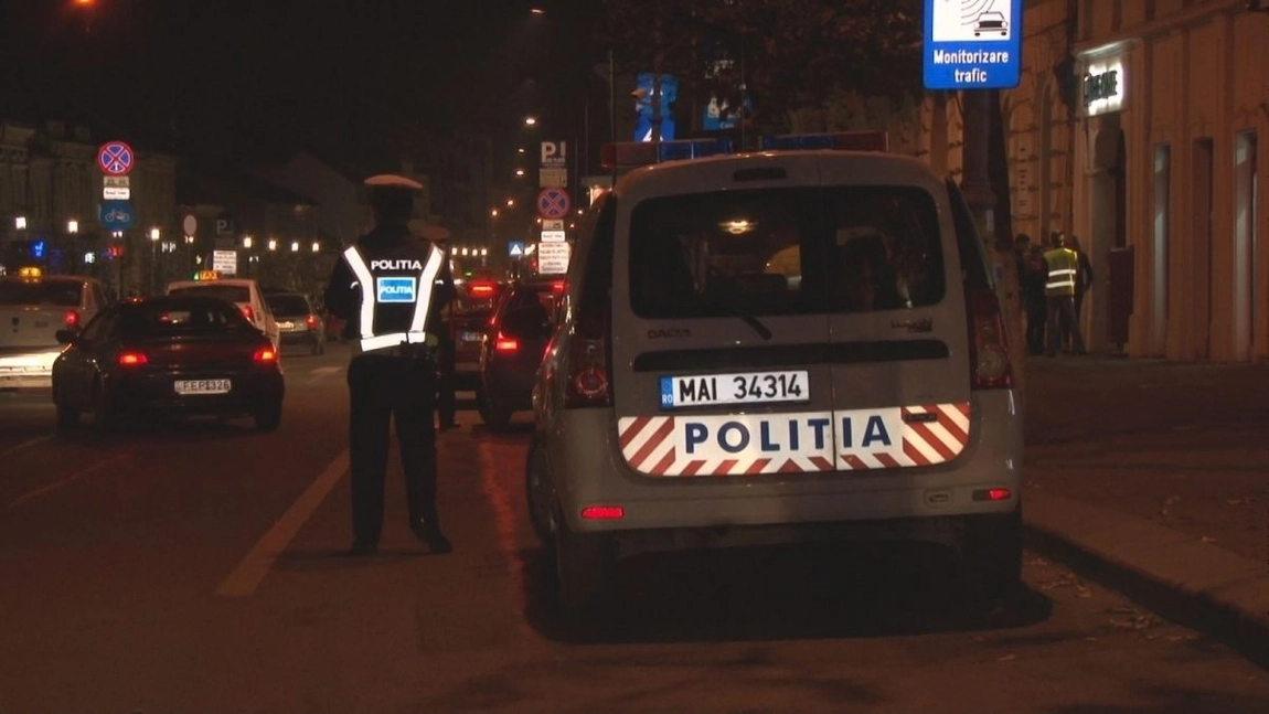 Situaţie bizară în Tulcea unde, într-un interval de 24 de ore, doi bărbați care dormeau pe șosea au fost acroşaţi de două mașini