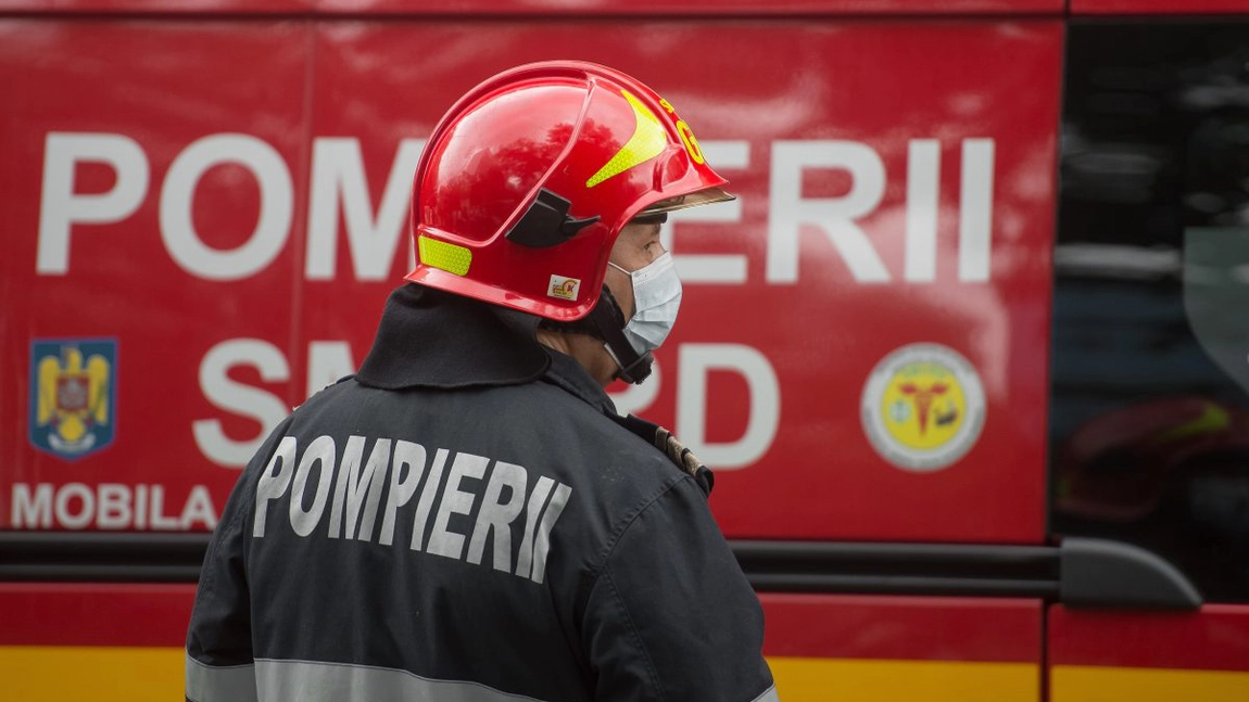 Incendiu într-un bloc din Vaslui. Zeci de persoane au fost evacuate, patru au ajuns la spital