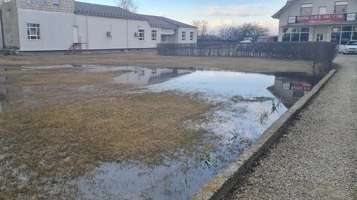Dezastru ecologic la periferia Ploieștiului. O conductă de petrol s-a spart, iar produsul petrolier s-a deversat pe sol