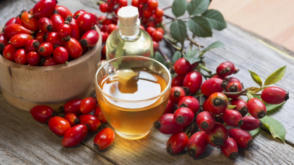 Ulei de măceșe pentru ten. Cel mai bun remediu naturist pentru o piele tânără și fără riduri