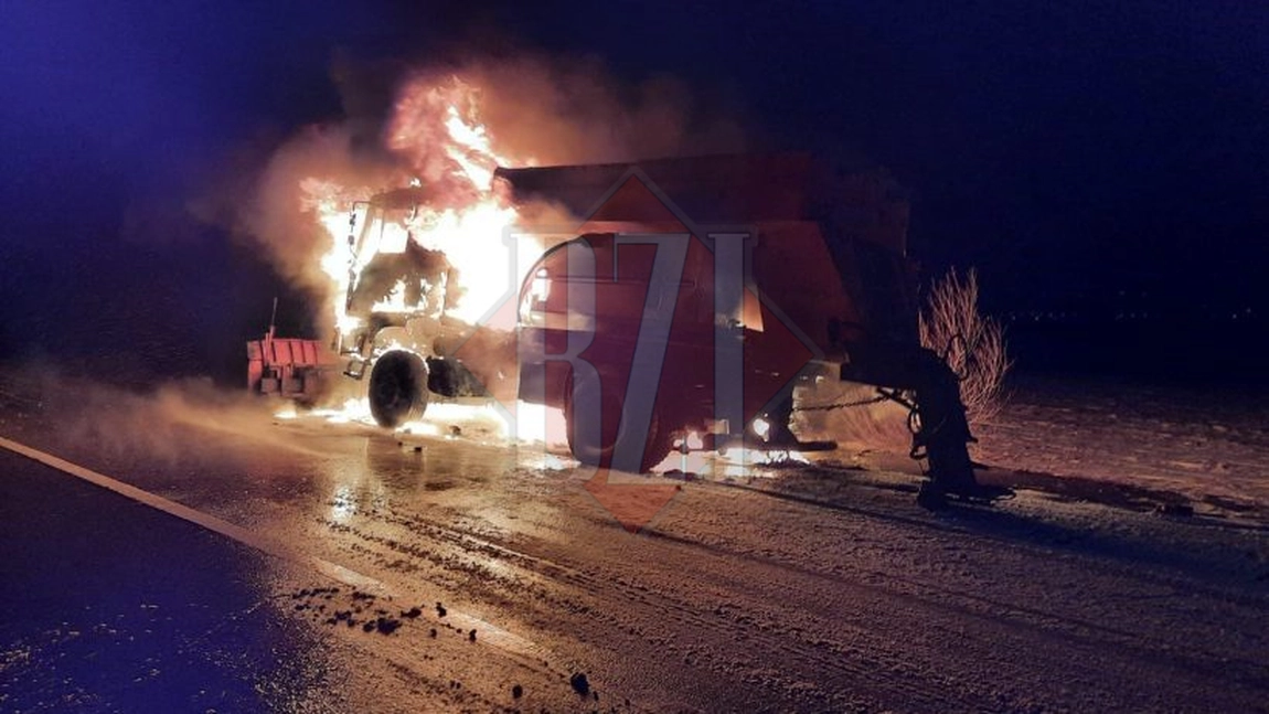 Un utilaj de deszăpezire a luat foc în cursul acestei dimineți pe raza localității Dărmănești - FOTO