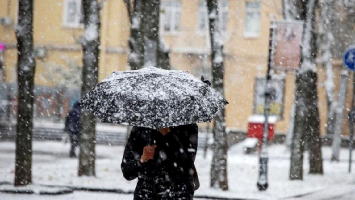 Prognoza meteo pentru luna februarie 2022. Meteorologii au anunţat când ninge