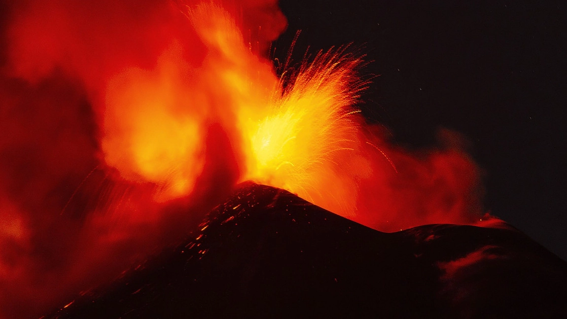 Etna a erupt din nou. Vulcanul aruncă lavă la 100 de metri înălțime - FOTO, VIDEO