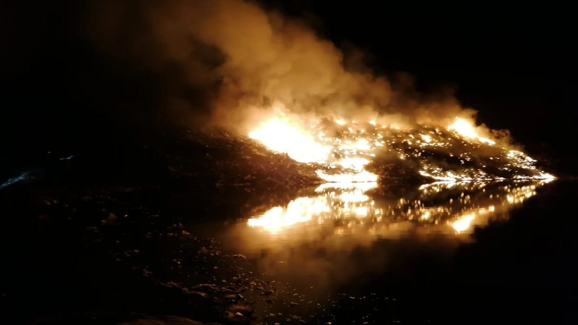 A luat foc groapa de gunoi a Iașului! Flăcările se întind pe sute de metri - EXCLUSIV, FOTO, UPDATE