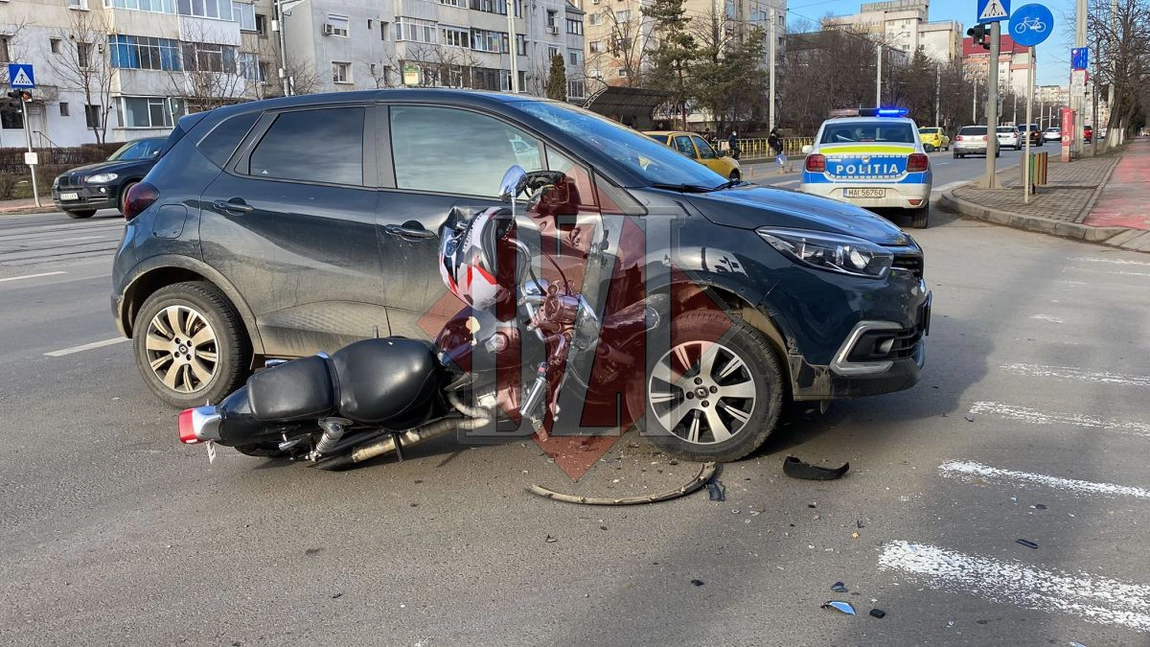 Accident rutier în municipiul Iaşi. O șoferița însărcinată nu a acordat prioritate și a fost acroșată de un motociclist - EXCLUSIV, FOTO, UPDATE, VIDEO