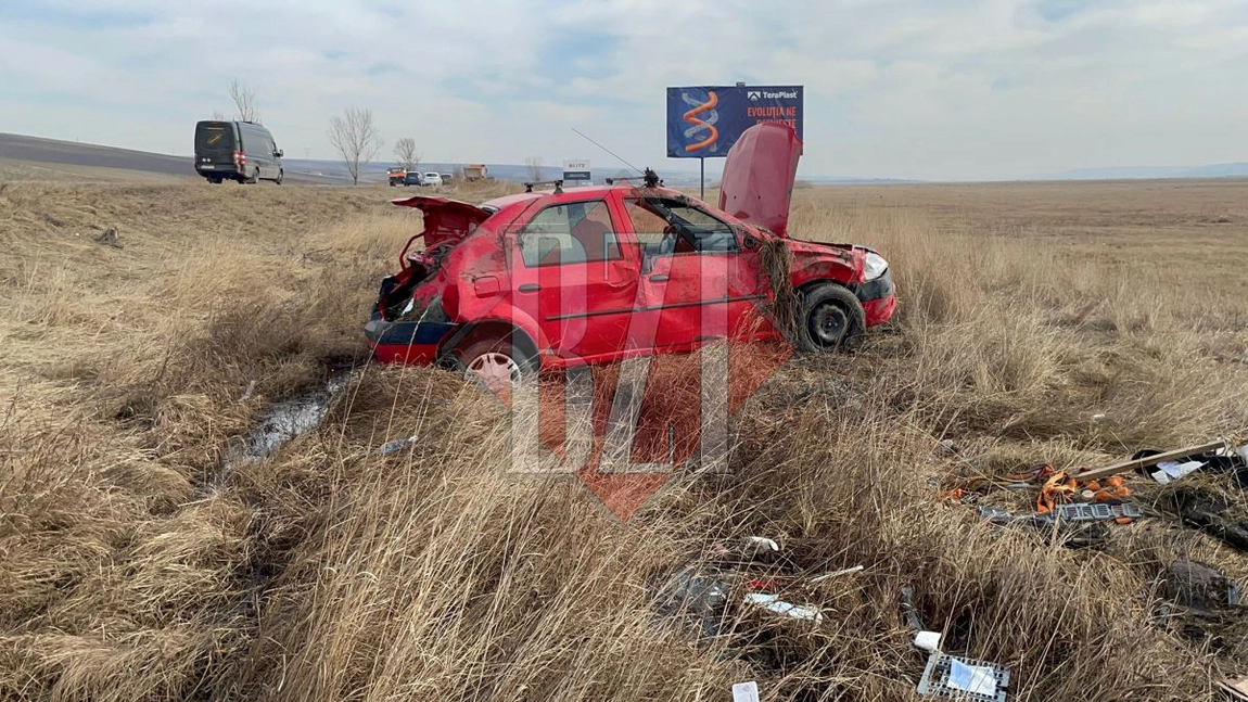 Accident rutier grav în localitatea Podu Iloaiei. Două persoane au fost rănite, după ce o maşină s-a răsturnat pe câmp - EXCLUSIV, UPDATE, GALERIE FOTO, VIDEO