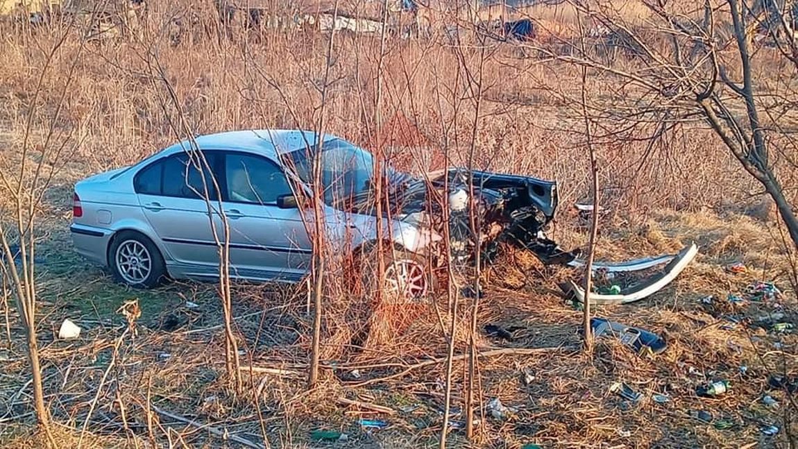 Accident rutier în comuna Şipote. Șoferul unui BMW a fugit de la fața locului după ce a ajuns pe câmp - EXCLUSIV, UPDATE, FOTO