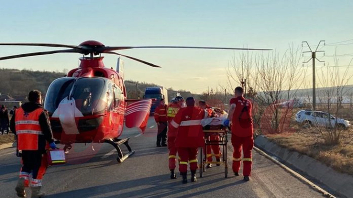 Momentul producerii accidentului rutier din judeţul Vaslui. Fetiţa, transferată în stare gravă la Iaşi, ar fi fost împinsă de bunică în faţa maşinii - FOTO, VIDEO