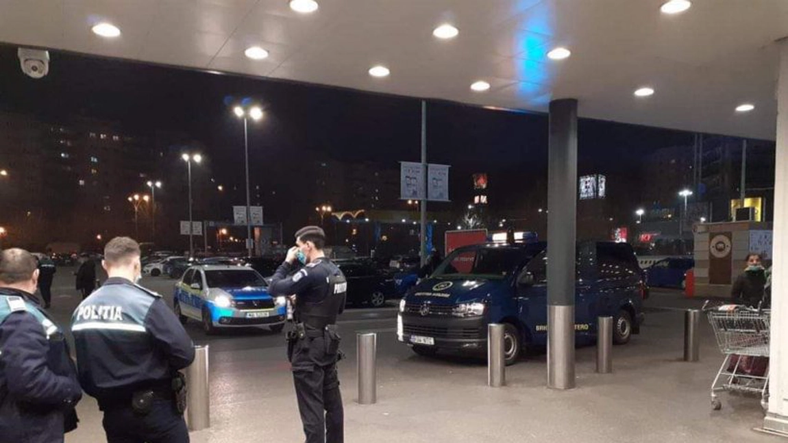 Brigada Antitero SRI a intervenit după ce un hoț de salam a intrat în supermarket cu un pistol - FOTO
