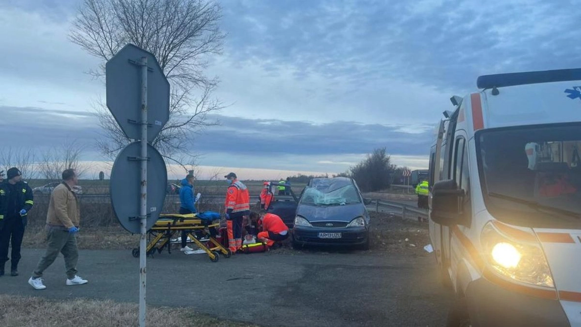 Un copil a murit, iar alţi cinci au fost răniţi, după ce o maşină s-a răsturnat într-un sens giratoriu, în zona Sântana din Arad