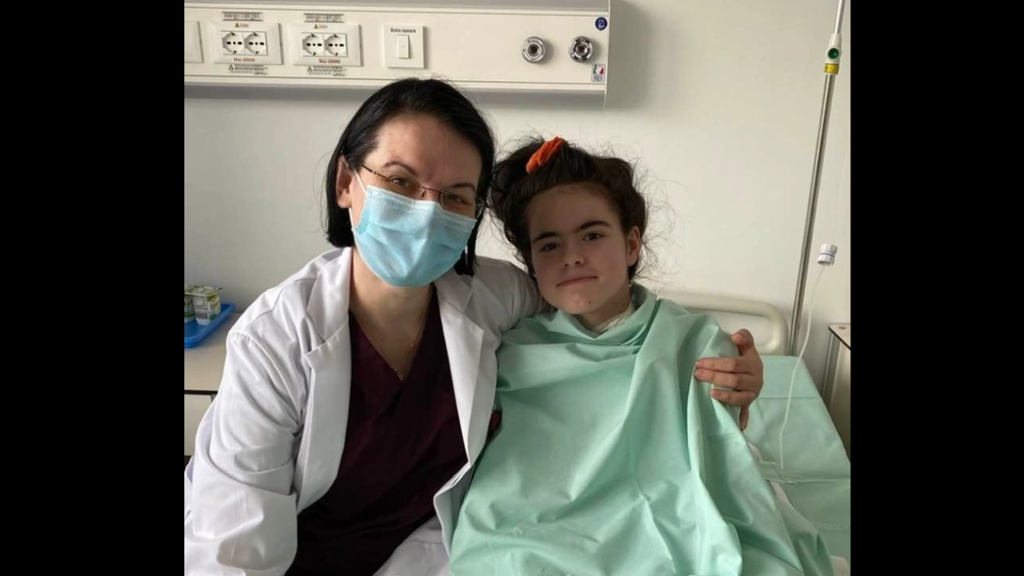 Fetiţa lovită de tren, externată. Larisa a trecut prin patru operaţii, iar medicii ieşeni susţin că va merge din nou
