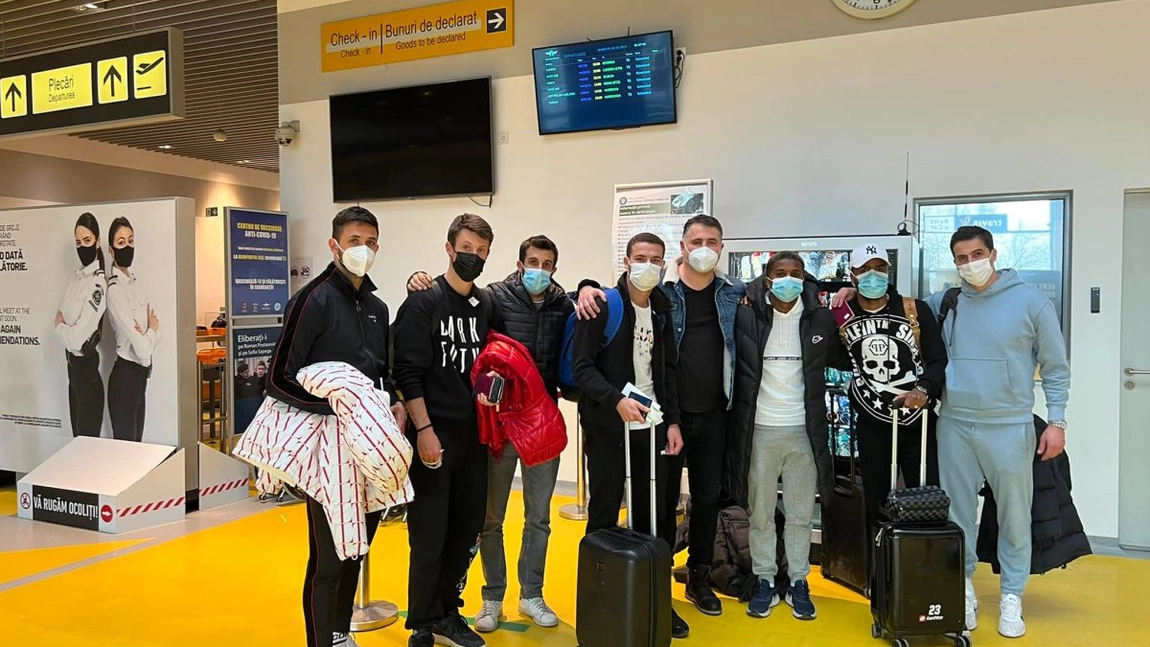 Șapte fotbaliști din Ucraina au ajuns la Iași. Vor pleca cu avionul spre Viena