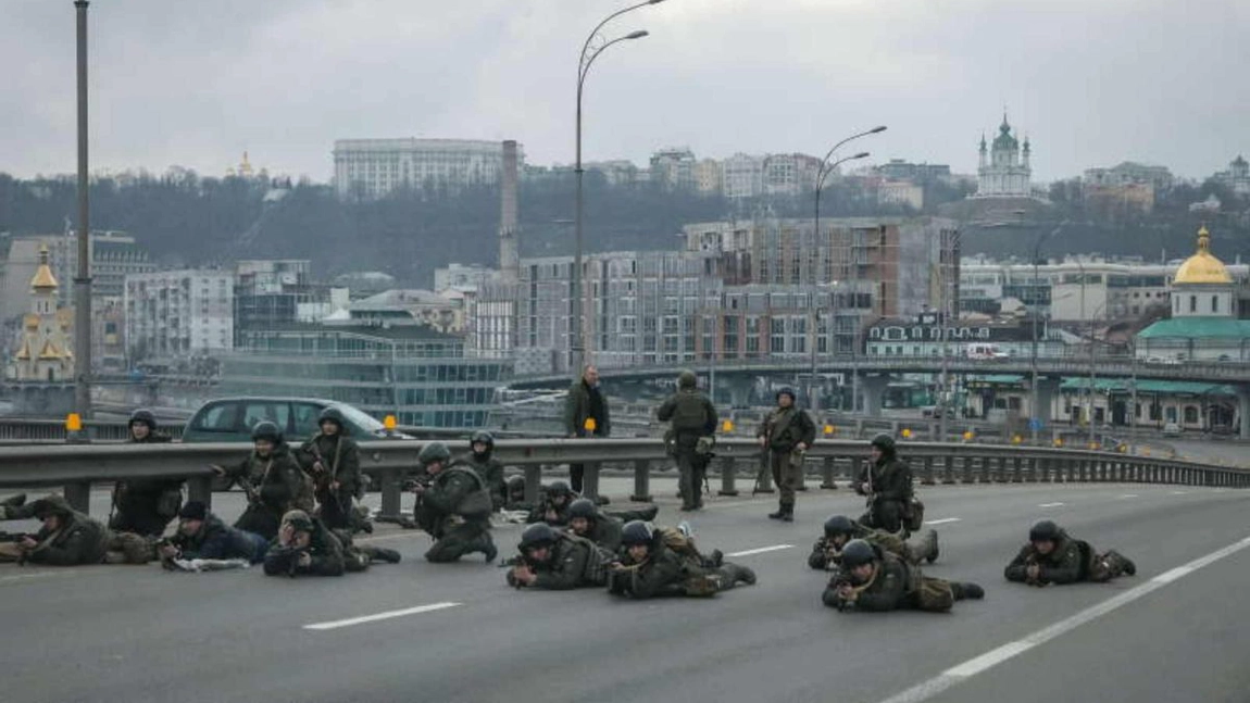 Capitala Ucrainei rezistă la a cincea zi de asediu. Un convoi militar rusesc lung de cinci kilometri se îndreaptă spre Kiev