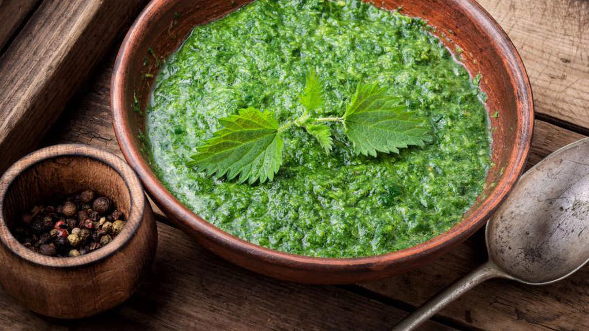 Mâncare de urzici cu orez, ideală în sezonul de primăvară. Rețeta simplă a unui preparat culinar sănătos și gustos