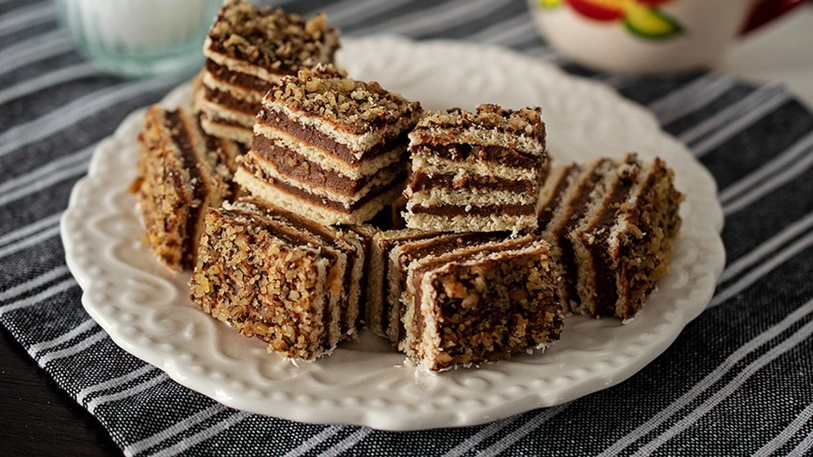 Prăjitura cu foi și cremă de ciocolată, un desert de neuitat. Rețeta unei prăjituri delicioase și rafinate