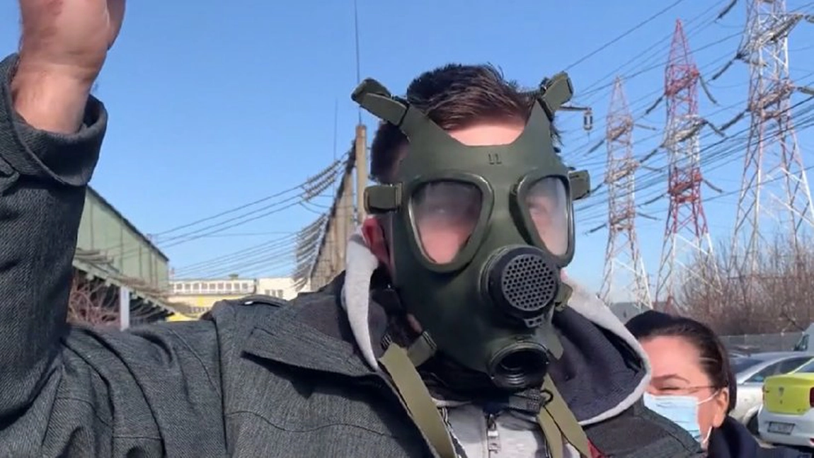 Proteste cu măşti de gaze în faţa unei uzine care poluează în Craiova: ,,Suntem otrăviţi zilnic