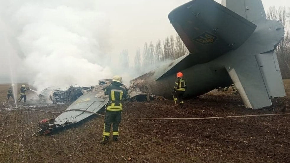 Rusia a început războiul în Ucraina și a atacat mai multe ținte civile! Un avion militar ucrainean s-a prăbușit și sunt mai mulți morți - FOTO, VIDEO