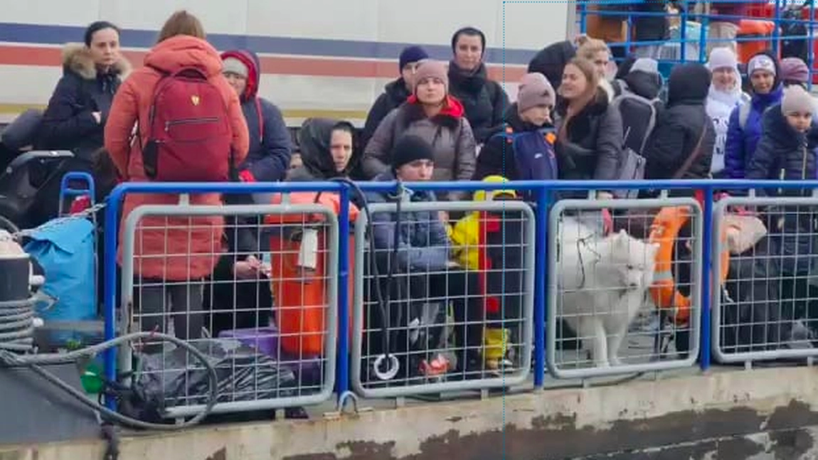Mii de oameni aşteaptă, ore în şir, să intre în România. Oamenii nu mai au mâncare, maşinile nu mai au benzină