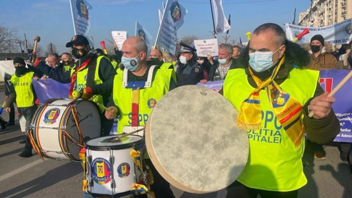 Sute de poliţişti protestează în fața Guvernului şi cer măriri salariale - FOTO, VIDEO