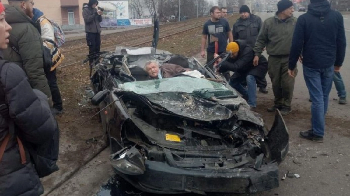 Mașina civilă, călcată de un tanc rusesc pe străzile din Kiev - VIDEO