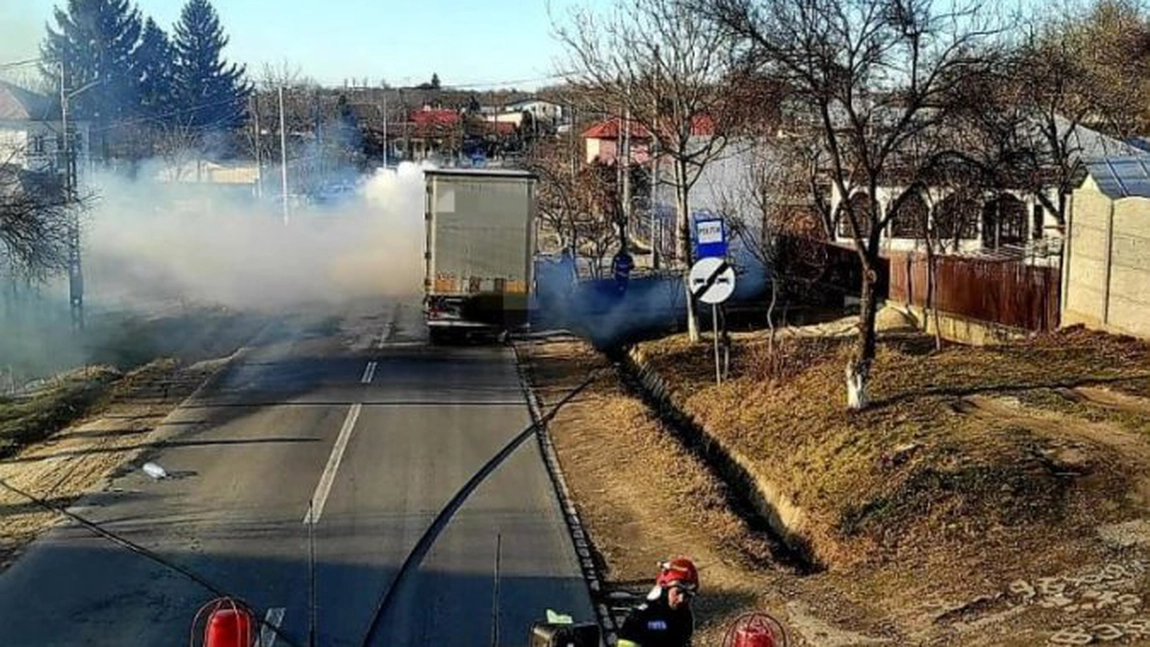 Un TIR încărcat cu îngrăşământ a luat foc în localitatea Crevedia Mare din judeţul Giurgiu - FOTO, VIDEO