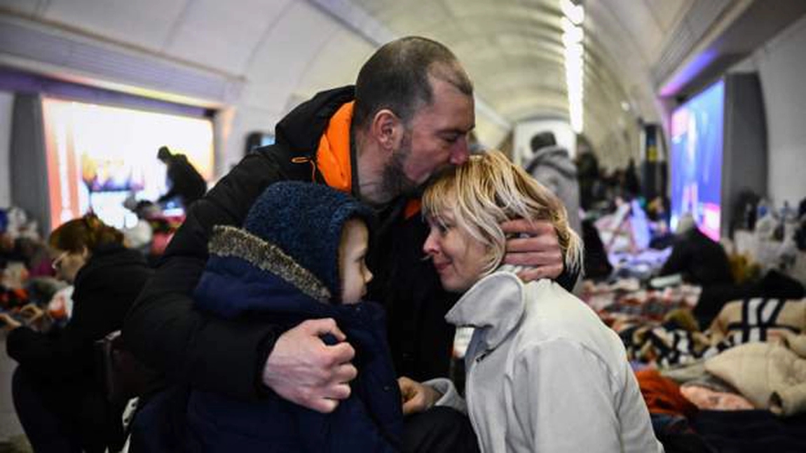 Imaginile fricii din Kiev! Oamenii dorm în staţiile de metrou din cauza războiului din Ucraina