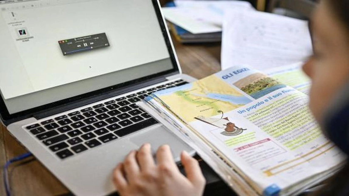 Ministerul Educaţiei recunoaşte că a greşit: permite desfăşurarea activităţii didactice din universităţi în format online