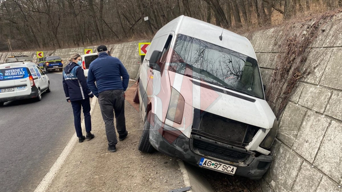 Un microbuz a intrat într-un zid din Bucium - FOTO/EXCLUSIV