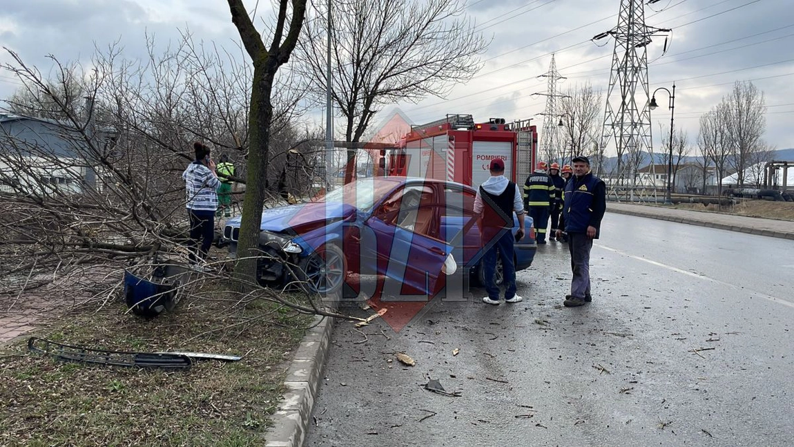 Un autoturism s-a răsturnat în municipiul Iași! La fața locului intervin pompierii - EXCLUSIV, FOTO, UPDATE