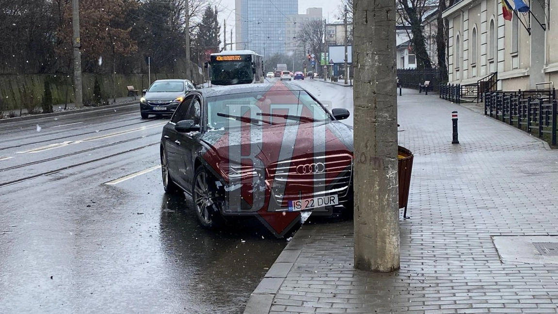 Accident rutier pe strada Elena Doamna din Iaşi. Două autoturisme au fost serios avariate - EXCLUSIV, FOTO, VIDEO/ UPDATE