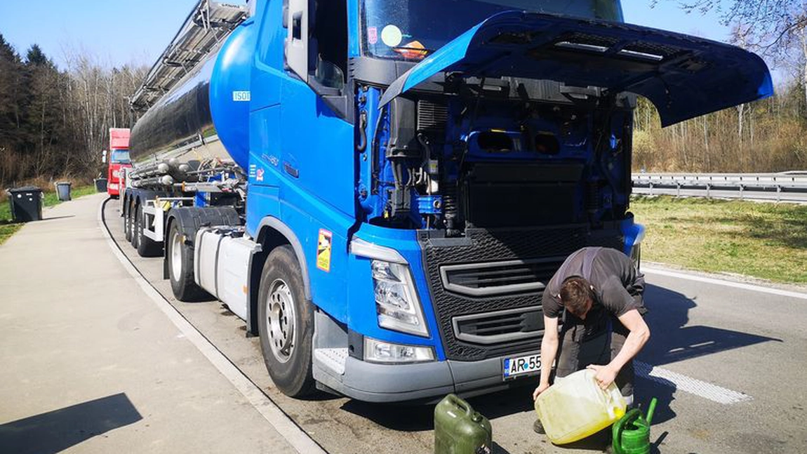 Șofer român de TIR, impresionat până la lacrimi de gestul unui ucrainean! Ce a făcut ucraineanul când a văzut că românul are probleme într-o parcare din Germania