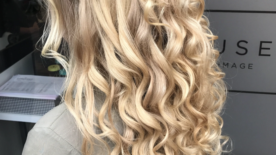 Coafuri păr lung botez: Cum să alegi stilul potrivit pentru tine