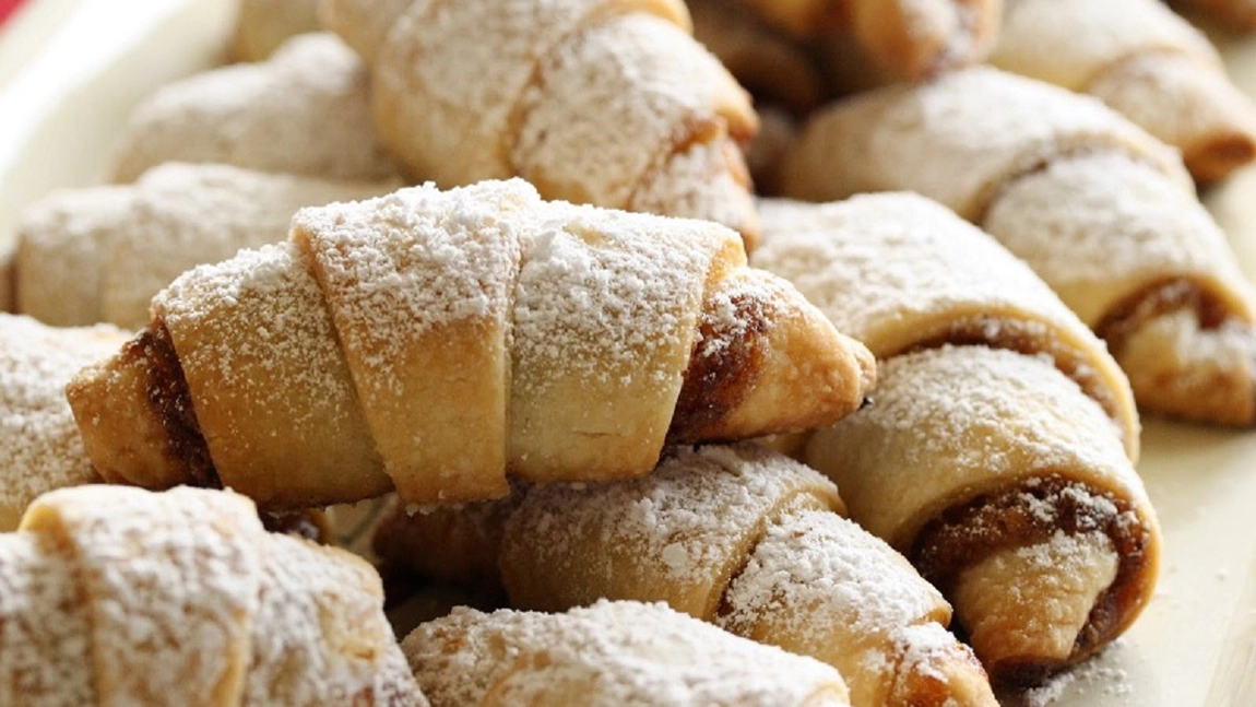 Cornulețe cu untură și smântână, un deliciu ca pe vremea bunicii. Cum să pregătești acasă cornulețe fragede și aromate
