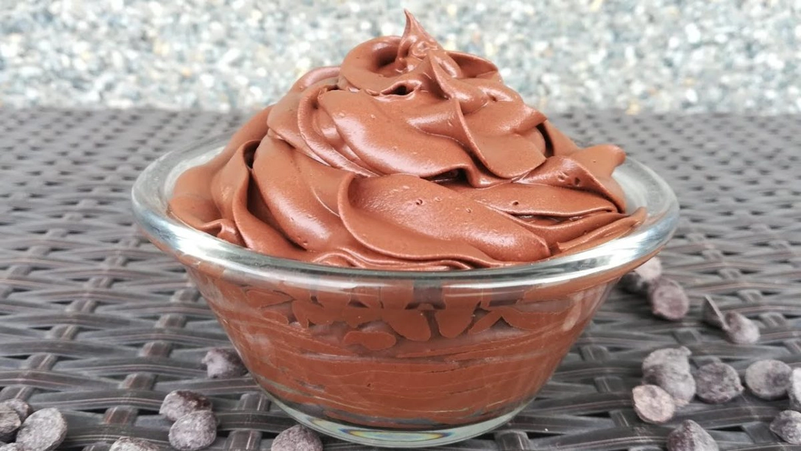 Cremă de ciocolată cu mascarpone, ideală pentru torturi și prăjituri