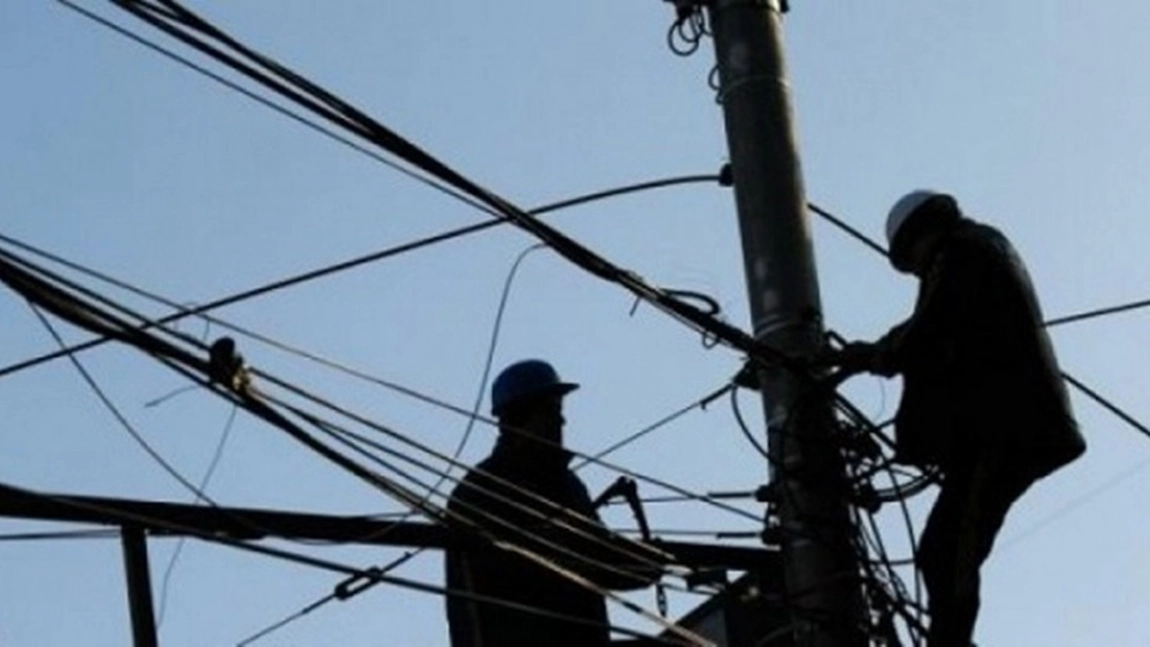 Locuitorii din comuna Aroneanu nu mai au curent electric. Ce spun reprezentanții EON