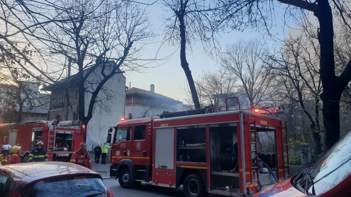 Incendiu de mari proporții la o vilă din București. La fața locului s-au deplasat șase autospeciale de stingere - FOTO, VIDEO