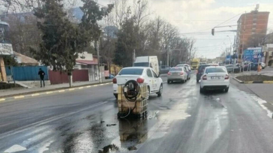Un bărbat speriat de prețul carburanților și-a făcut provizii de 1.000 litri. Rezervorul i-a căzut din mașină și motorina s-a vârsat pe șosea - FOTO