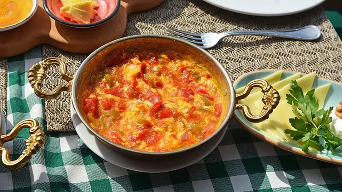 Omleta Menemen - Cum se pregătește acest preparat tradițional turcesc