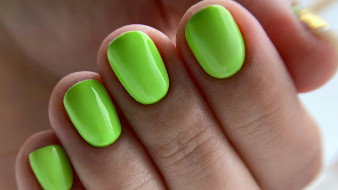 Unghii verde neon: O explozie de culoare pentru sezonul de primăvară