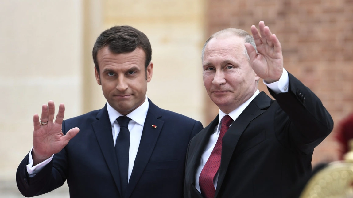 Vladimir Putin l-a avertizat pe Emmanuel Macron că își va atinge scopul în Ucraina: „Fie prin negociere, fie prin război”