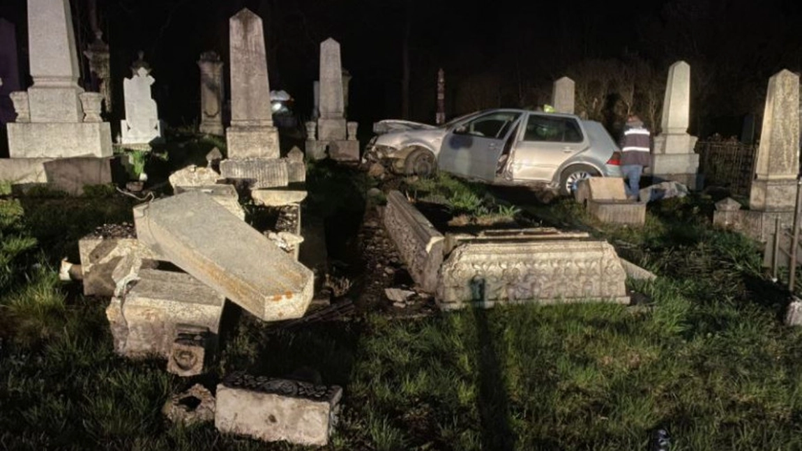Un şofer aflat sub influența alcoolului a intrat cu maşina într-un cimitir din Cluj