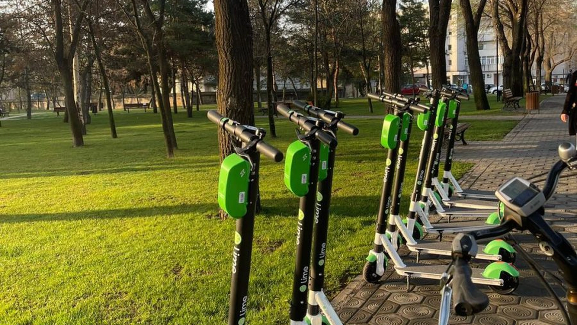 Nou trend la Iași: trotinetele electrice Lime au acaparat străzile orașului