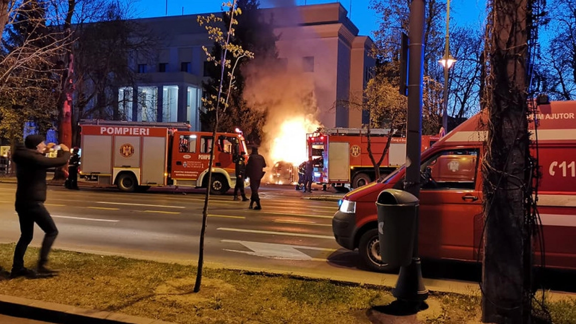 Un bărbat a intrat cu mașina în Ambasada Rusiei din Capitală. În urma incidentului, șoferul a murit carbonizat - FOTO, VIDEO, UPDATE