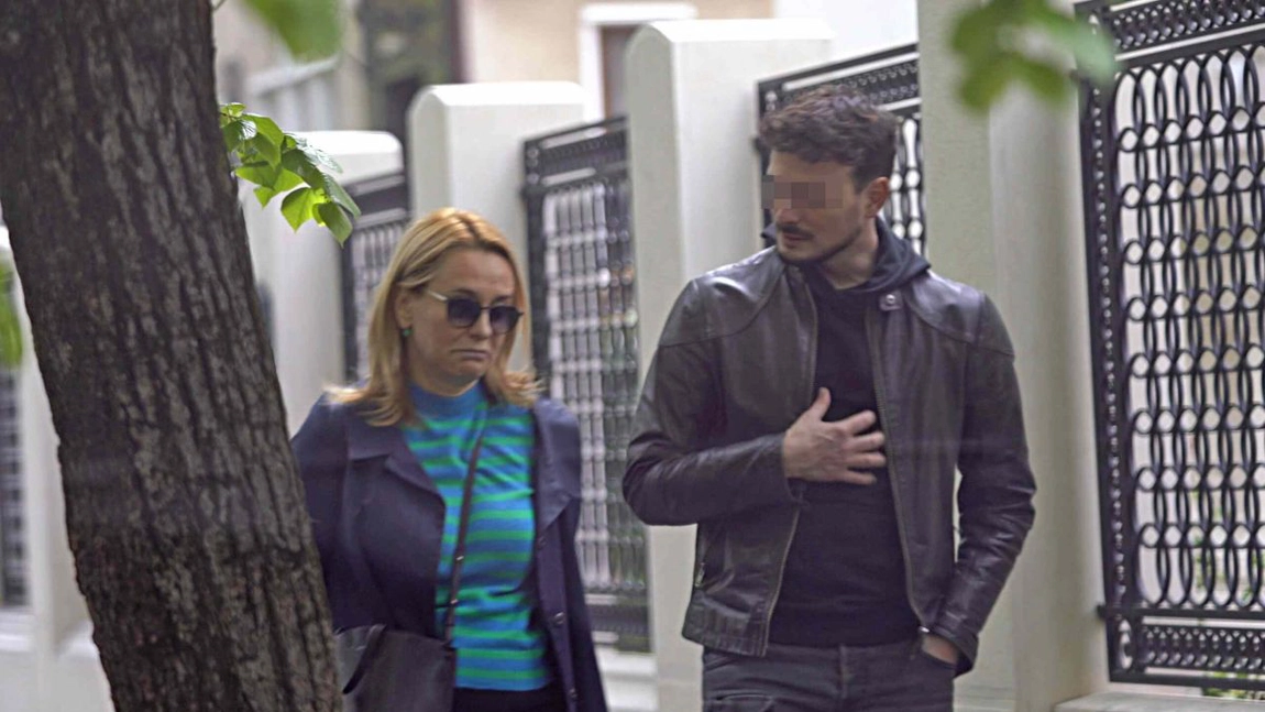 Andreea Esca, surprinsă în compania unui tânăr misterios pe străzile din Capitală
