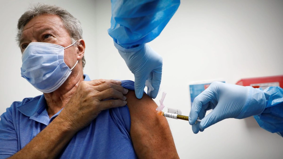 Un bărbat s-a vaccinat de 90 de ori împotriva COVID-19! Vindea certificatele verzi