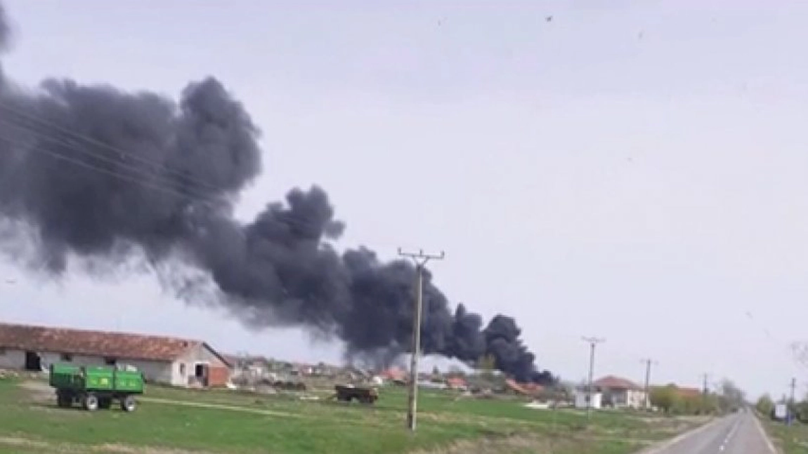 Doi km de tevi din plastic au ars. Incendiul a fost provocat de un copil de 11 ani din Arad