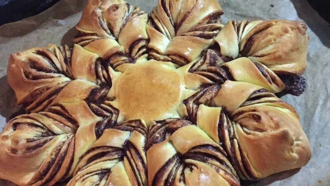 Cozonac floare cu ciocolată, un deliciu spectaculos la masa de Paști. Rețeta inedită pentru un cozonac rafinat și gustos