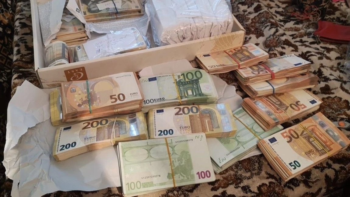DIICOT Iași a reușit să destructureze una dintre cele mai mari rețele! Sute de mii de euro și mașini de lux au fost ridicate în urma perchezițiilor! - EXCLUSIV, FOTO, VIDEO