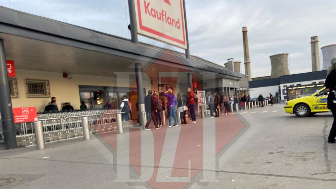 Alarmă de incendiu la Kaufland Tudor Vladimirescu. Clientii au fost evacuați - EXCLUSIV, FOTO