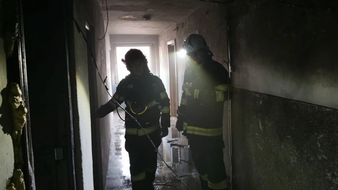 Incendiu într-un bloc din Botoșani. Au fost evacuate 15 persoane - FOTO